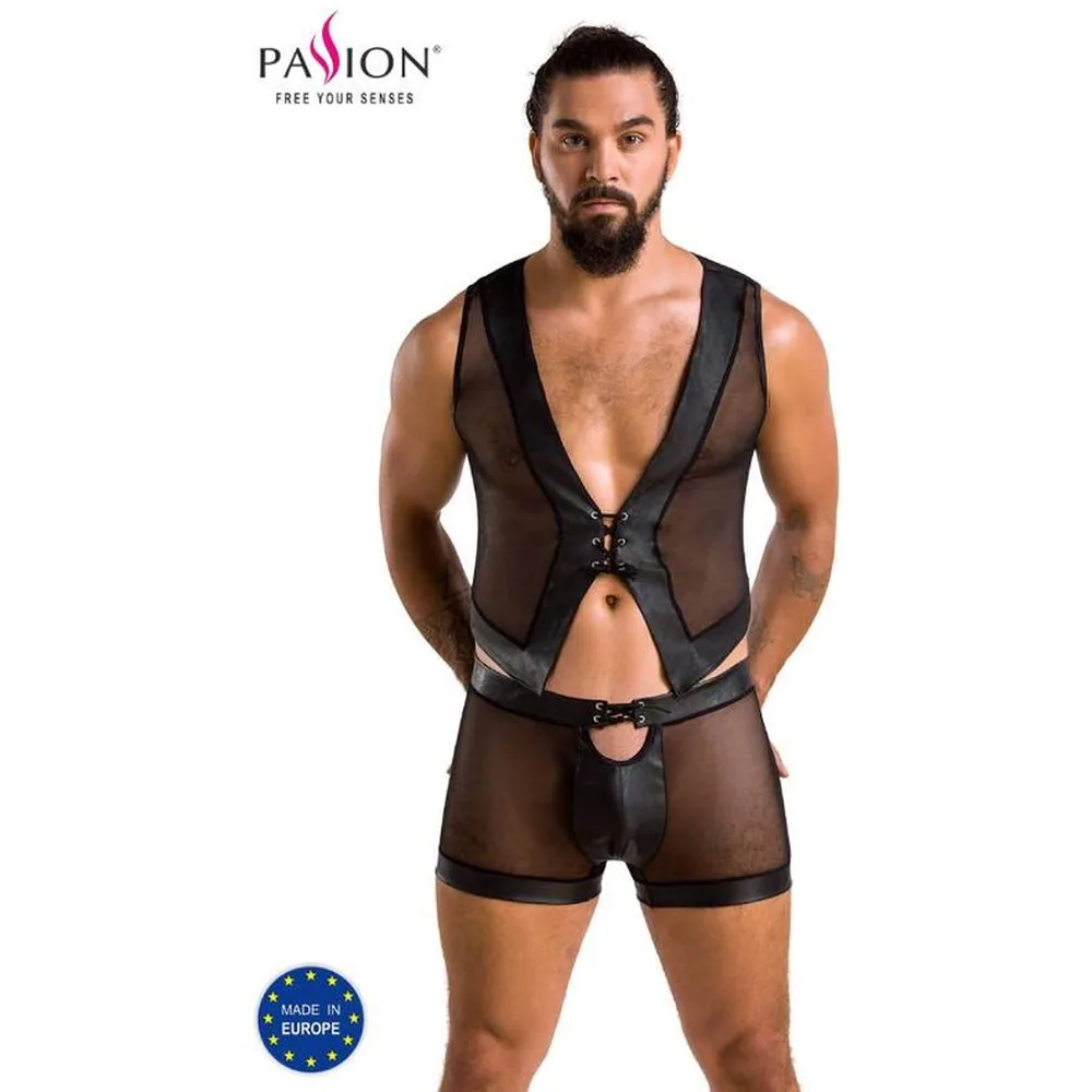Ensemble William en résille noire composé d'un débardeur sans manches à col V profond avec anneau métallique central et d'un short assorti, porté par un homme sur fond blanc