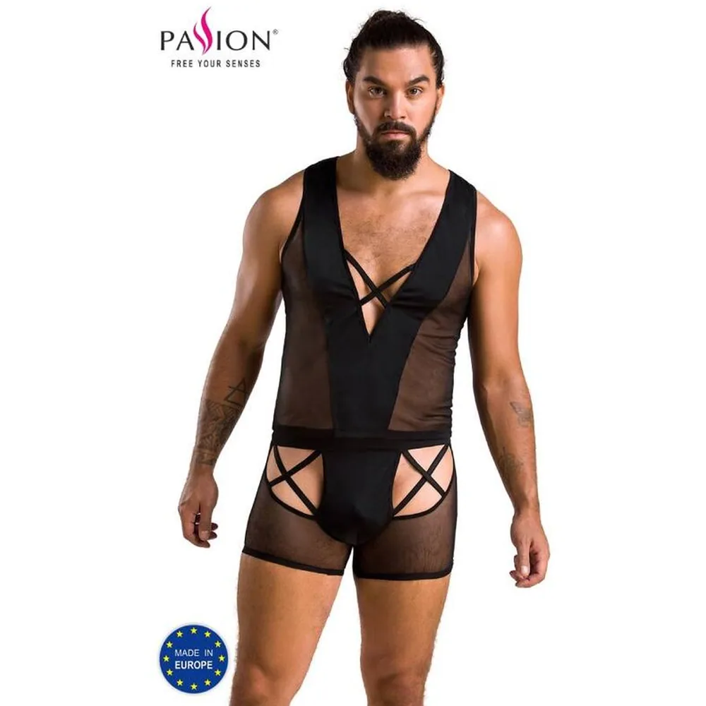 Ensemble lingerie noir composé d'un débardeur et d'un boxer en résille à brides croisées, encolure V profonde sur fond blanc