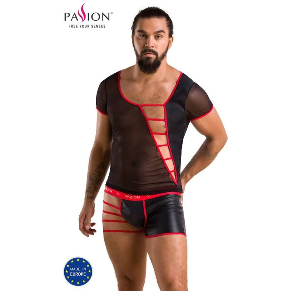 Ensemble deux pièces composé d'un t-shirt court en résille grise semi-transparente avec détails et brides rouges, et d'un boxer noir ouvert aux côtés avec bandes rouges et taille élastique rouge