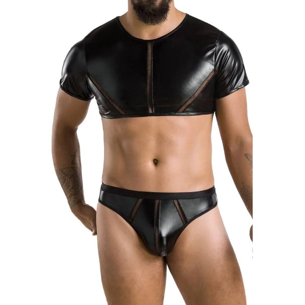Ensemble de lingerie homme noir en similicuir brillant composé d'un haut court à manches courtes ouvertes sur les côtés et d'un string assorti, avec détails en mesh gris
