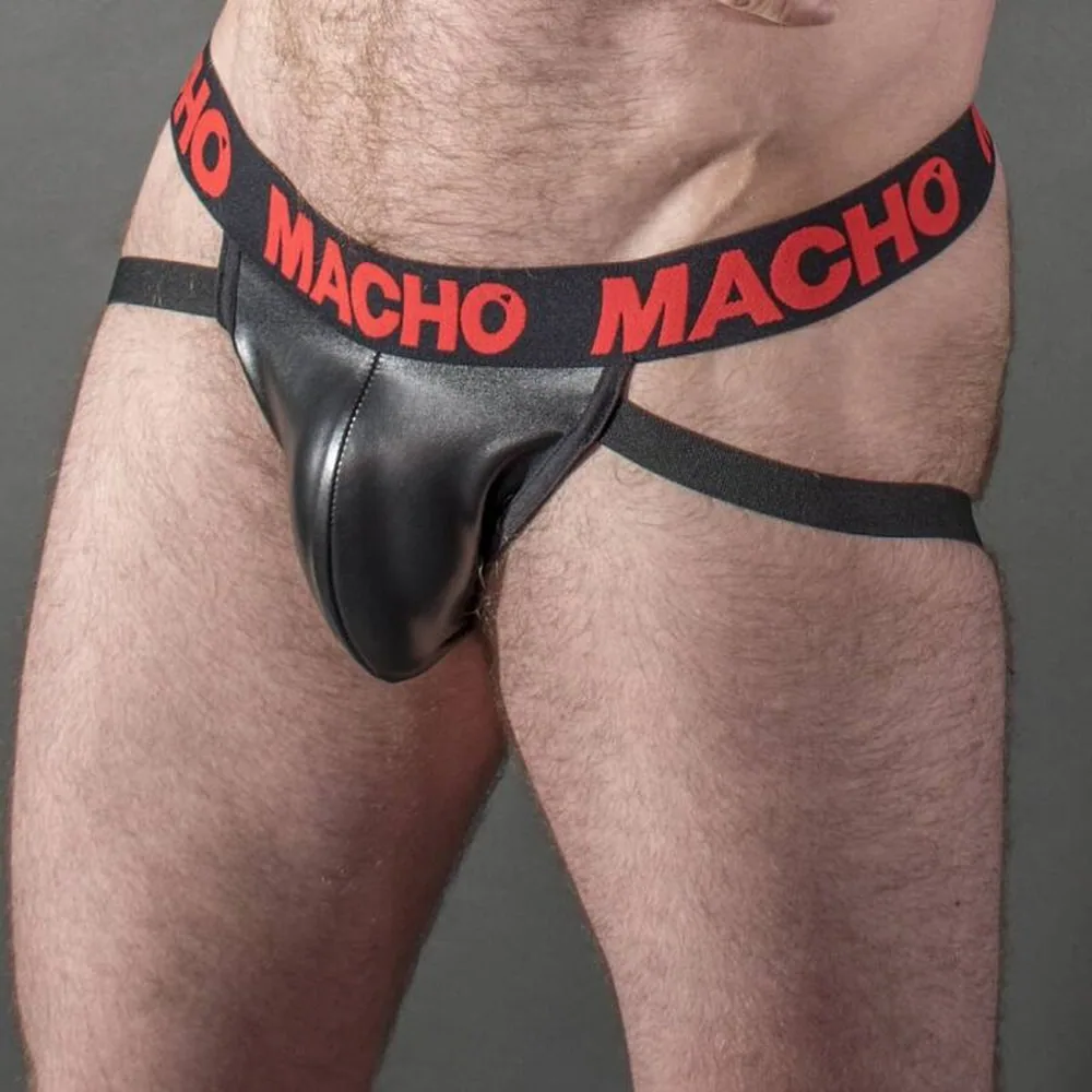 Jock noir en similicuir avec ceinture élastique noire à lettrage rouge « MACHO », vue portée de face sur fond noir