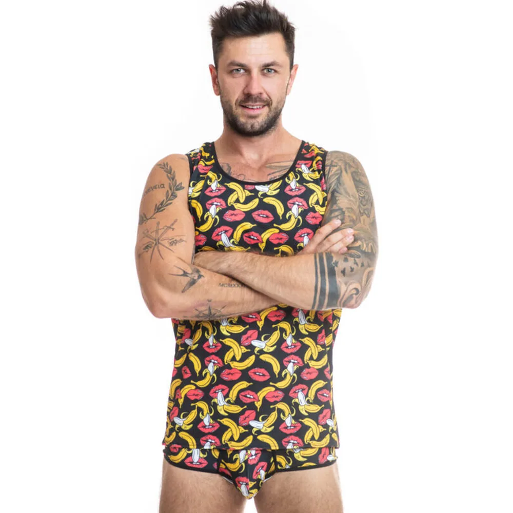 Débardeur sans manches noir à motifs de bananes jaunes et bouches rouges, vue de dos sur mannequin portant le produit