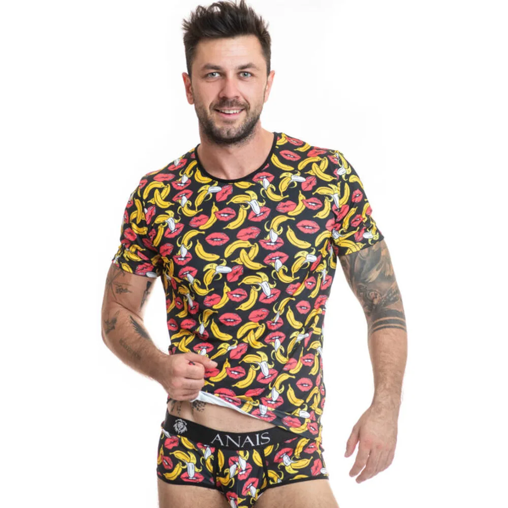 T-shirt à manches courtes avec imprimé bananes et bouches jaunes et roses sur fond noir, porté par un homme