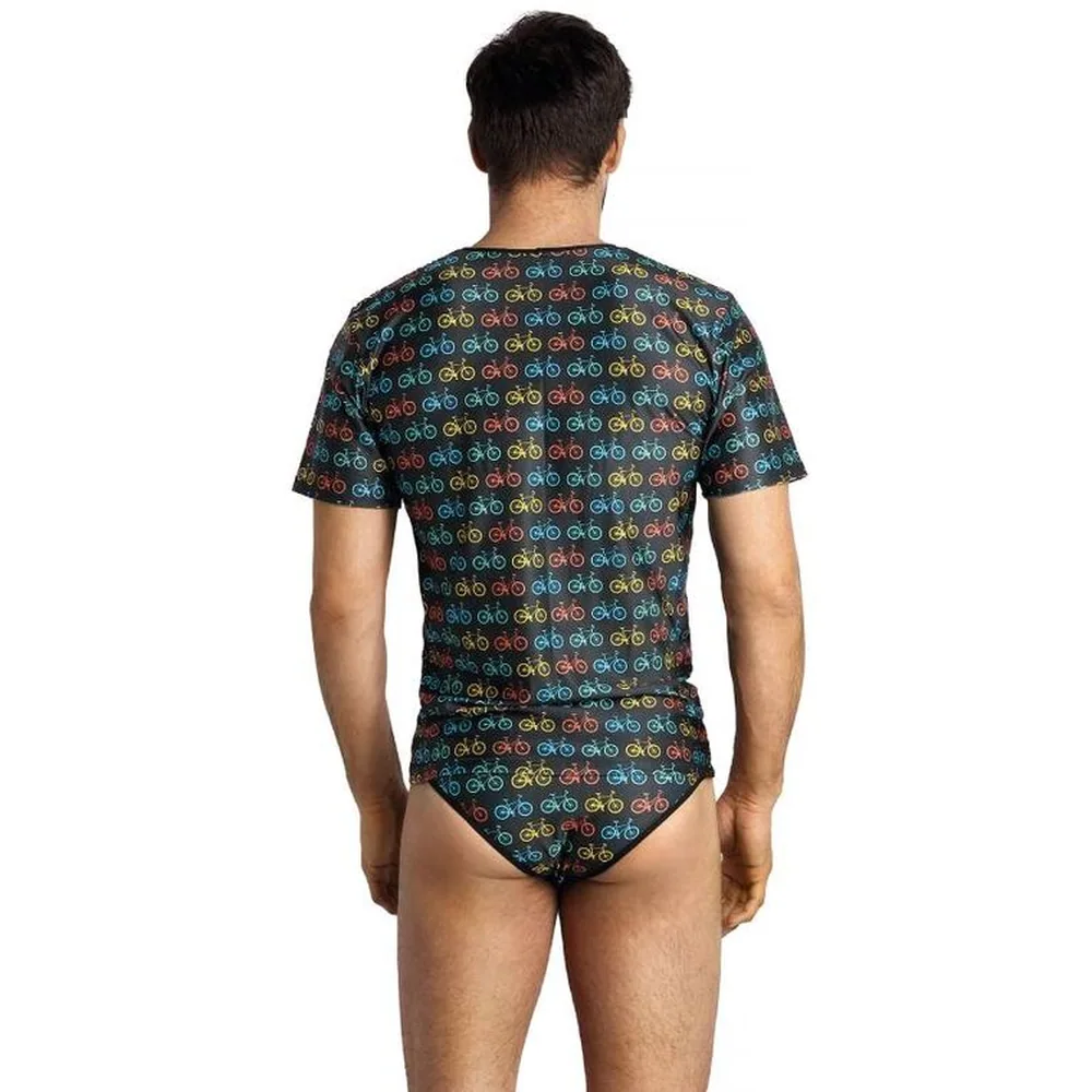 T-shirt à manches courtes motif vélos multicolores sur fond bleu-gris foncé, vue de dos porté par un homme sur fond blanc