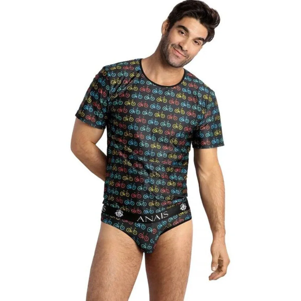 T-shirt à manches courtes motif vélos multicolores sur fond bleu-gris foncé, vue de dos porté par un homme sur fond blanc