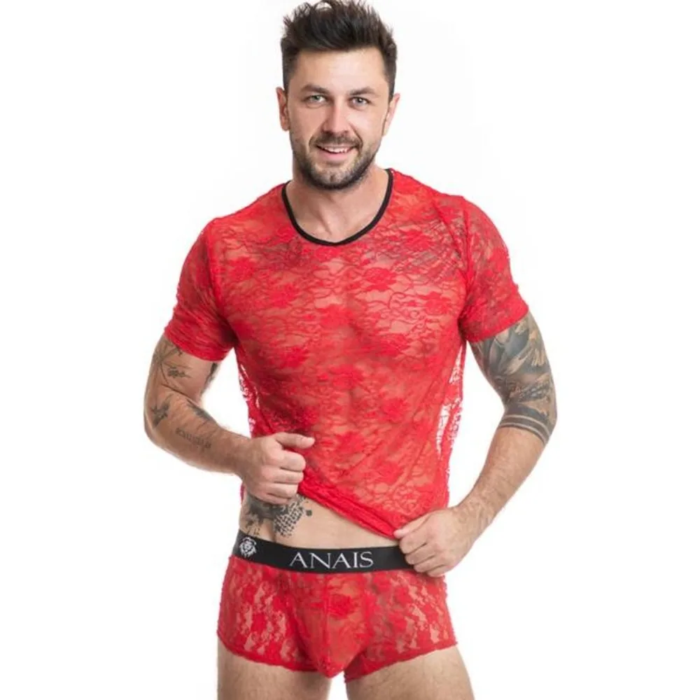 T-shirt Brave en dentelle fleurie rouge à manches courtes, col rond à bord noir, porté avec le boxer assorti de la même ligne