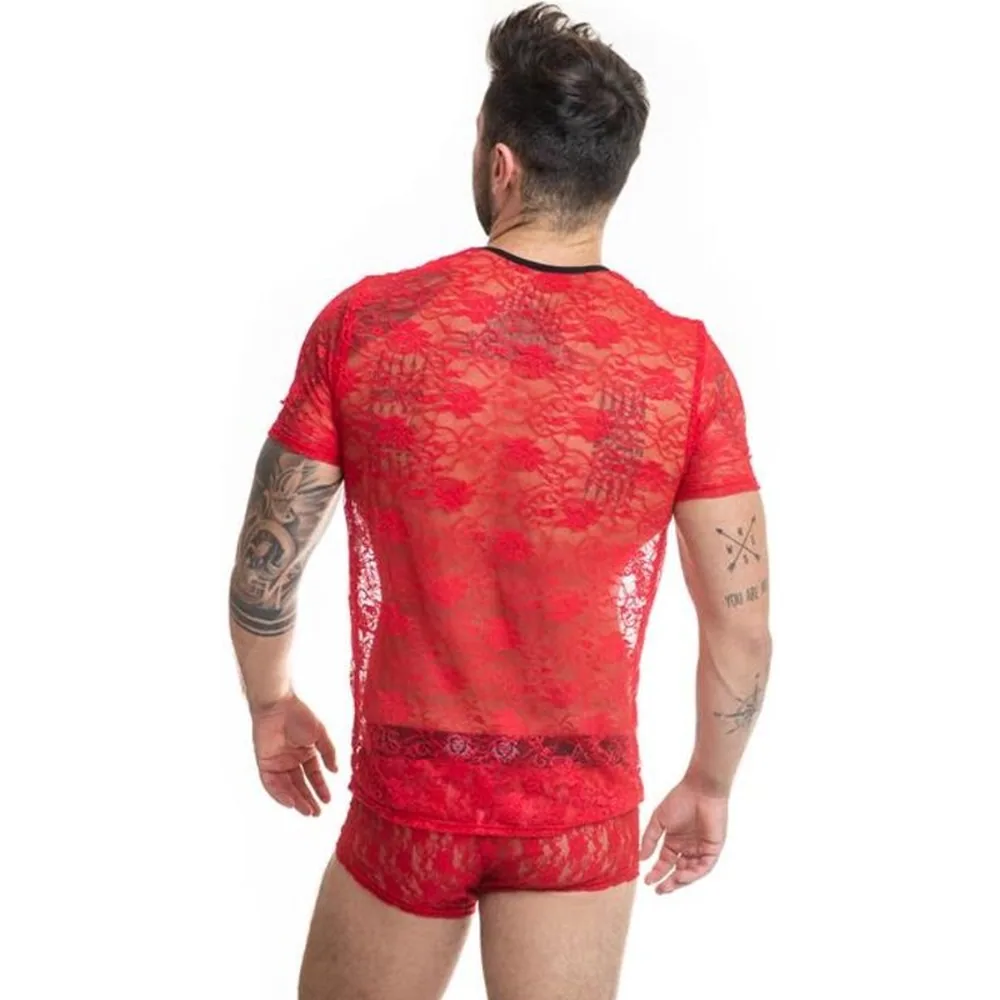 T-shirt Brave en dentelle fleurie rouge à manches courtes, col rond à bord noir, porté avec le boxer assorti de la même ligne