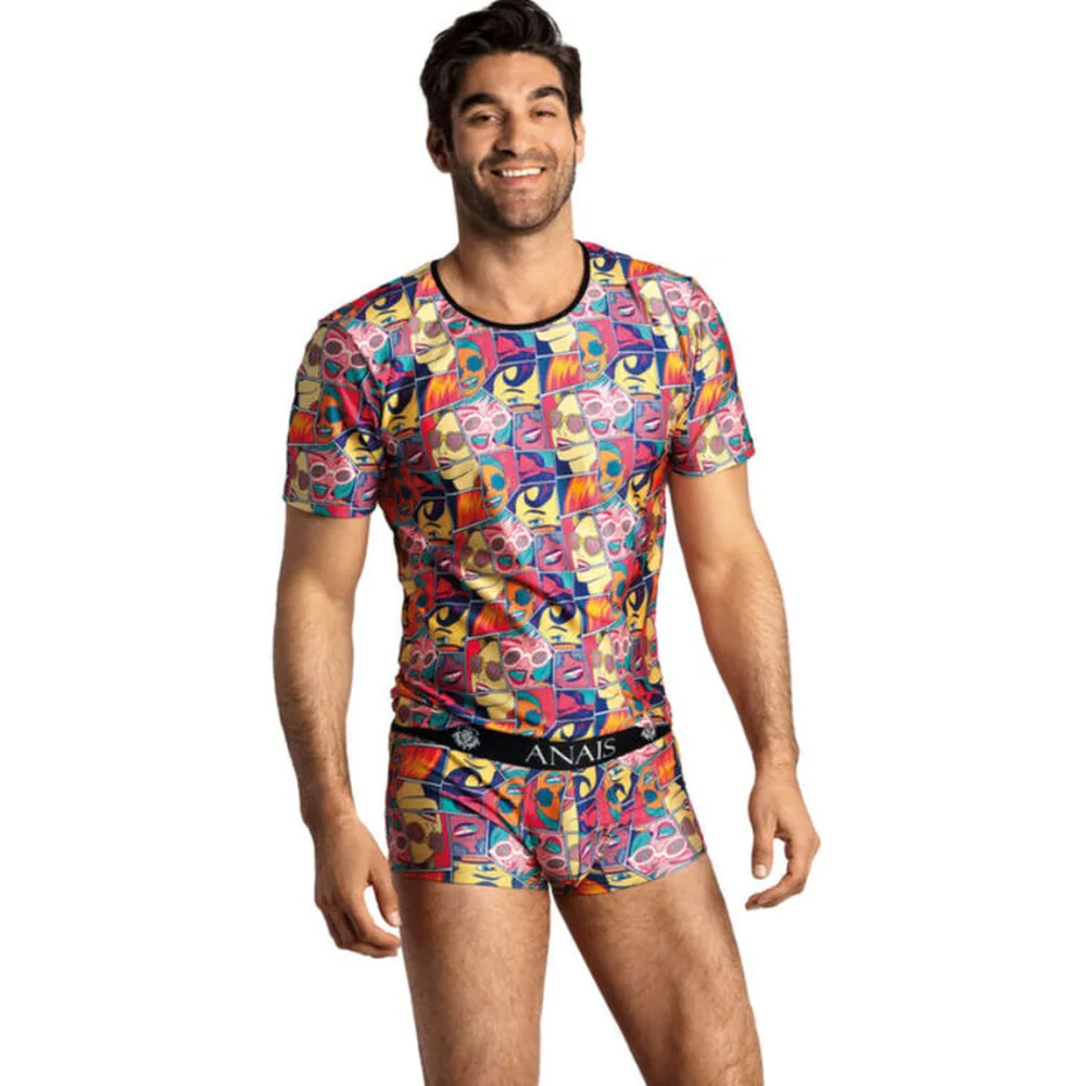 T-shirt homme à manches courtes, imprimé multicolore de style bande dessinée avec cases, bulles et couleurs primaires sur toute la surface, col rond, porté avec boxer assorti