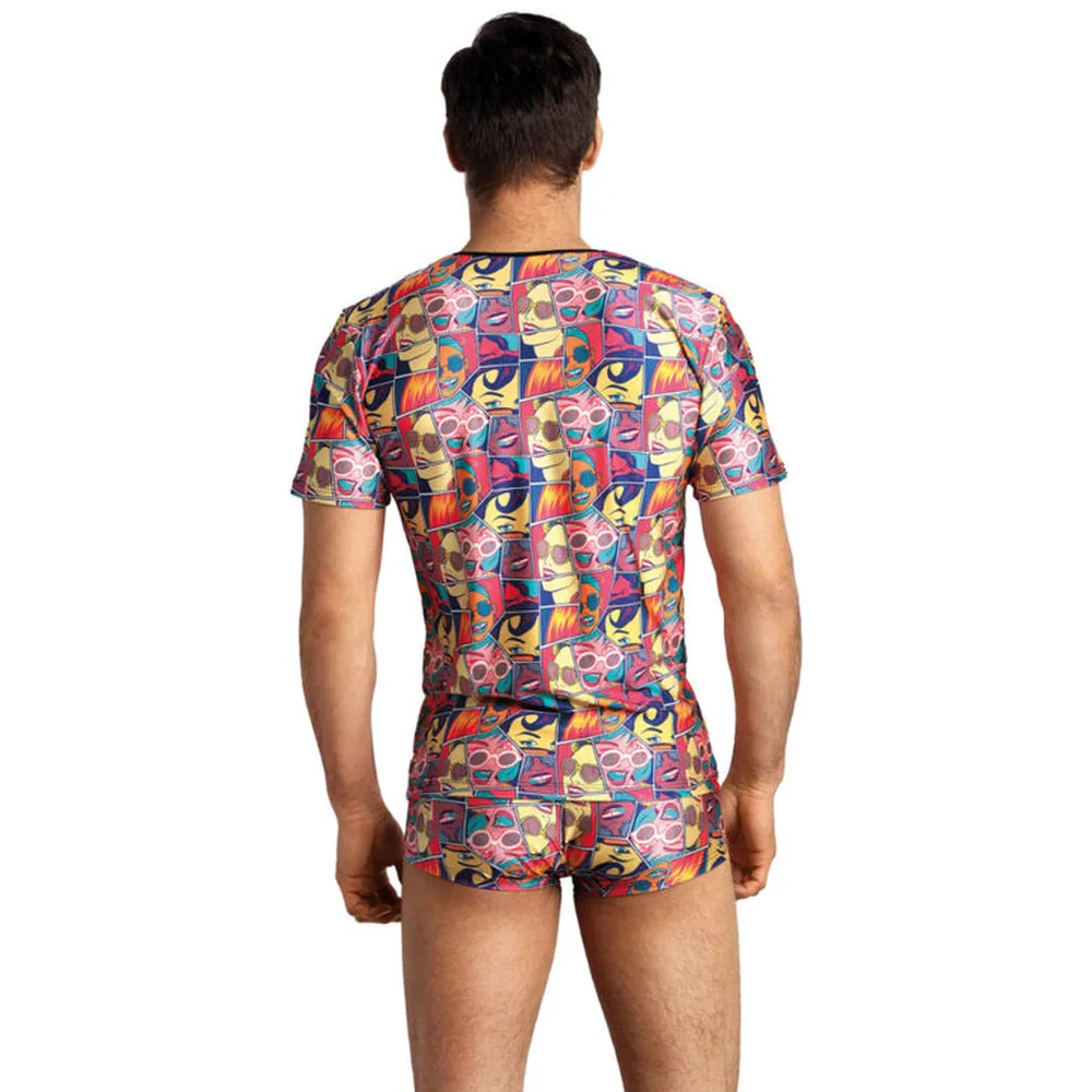 T-shirt homme à manches courtes, imprimé multicolore de style bande dessinée avec cases, bulles et couleurs primaires sur toute la surface, col rond, porté avec boxer assorti