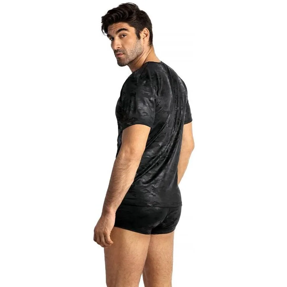 T-shirt noir en microfibre à imprimé camouflage ton sur ton visible à la lumière, coupe ajustée, porté de profil sur fond blanc
