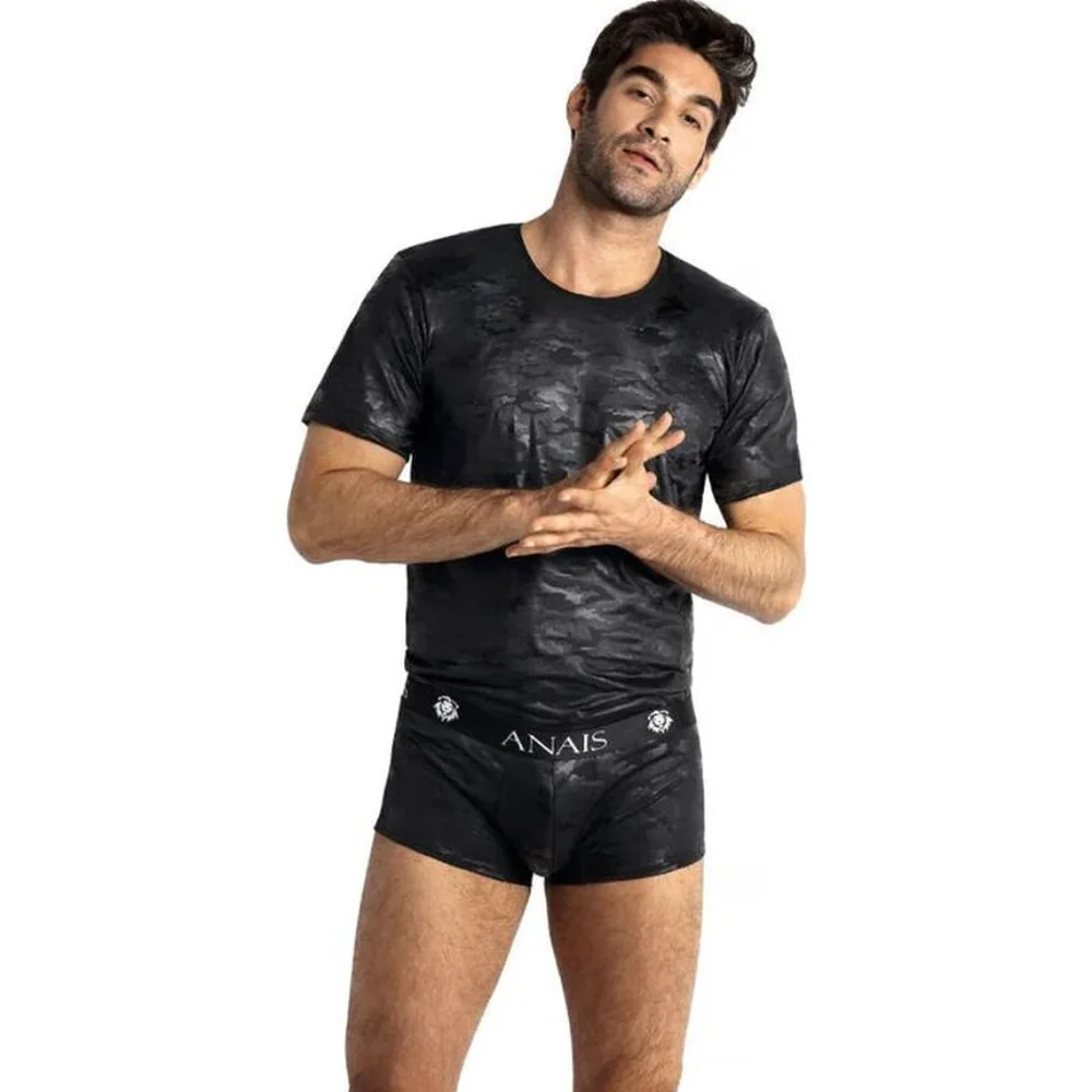 T-shirt noir en microfibre à imprimé camouflage ton sur ton visible à la lumière, coupe ajustée, porté de profil sur fond blanc