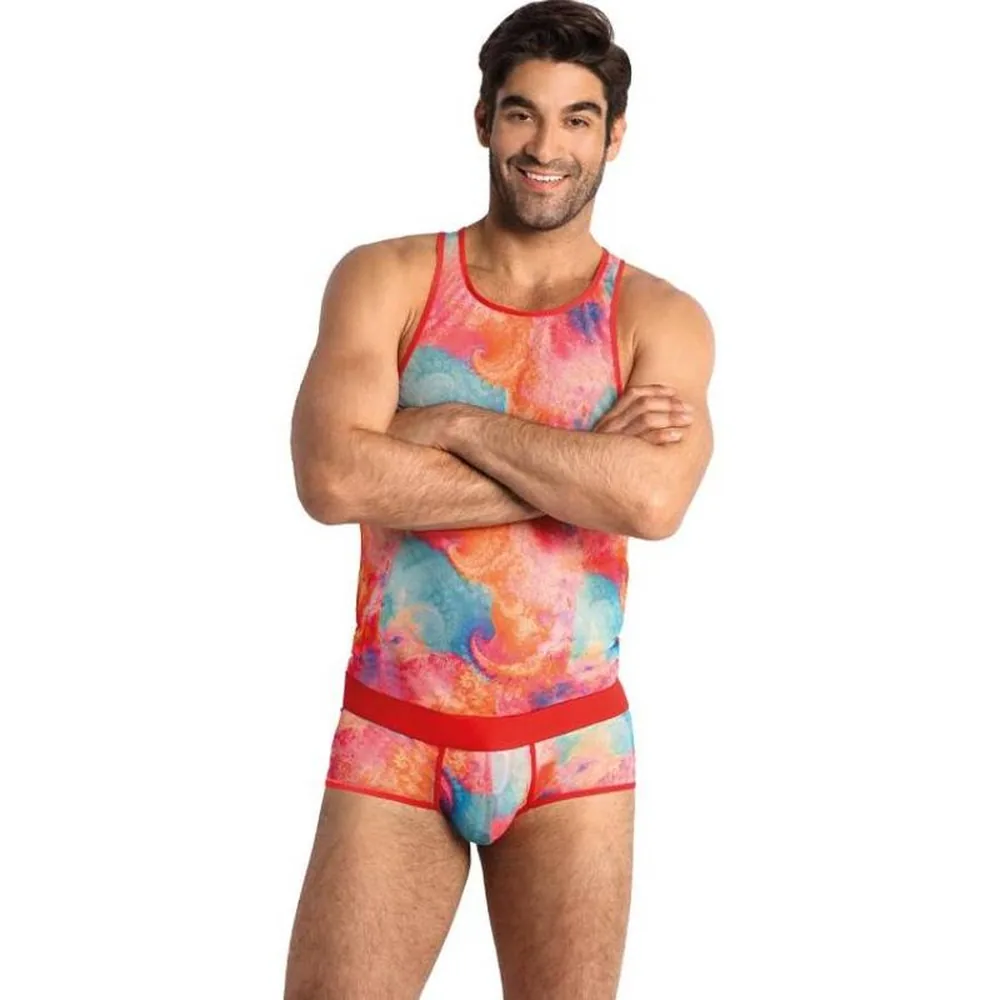 Débardeur homme en tissu extensible imprimé aquarelle rose, bleu et orange, porté avec son slip assorti à bande rouge
