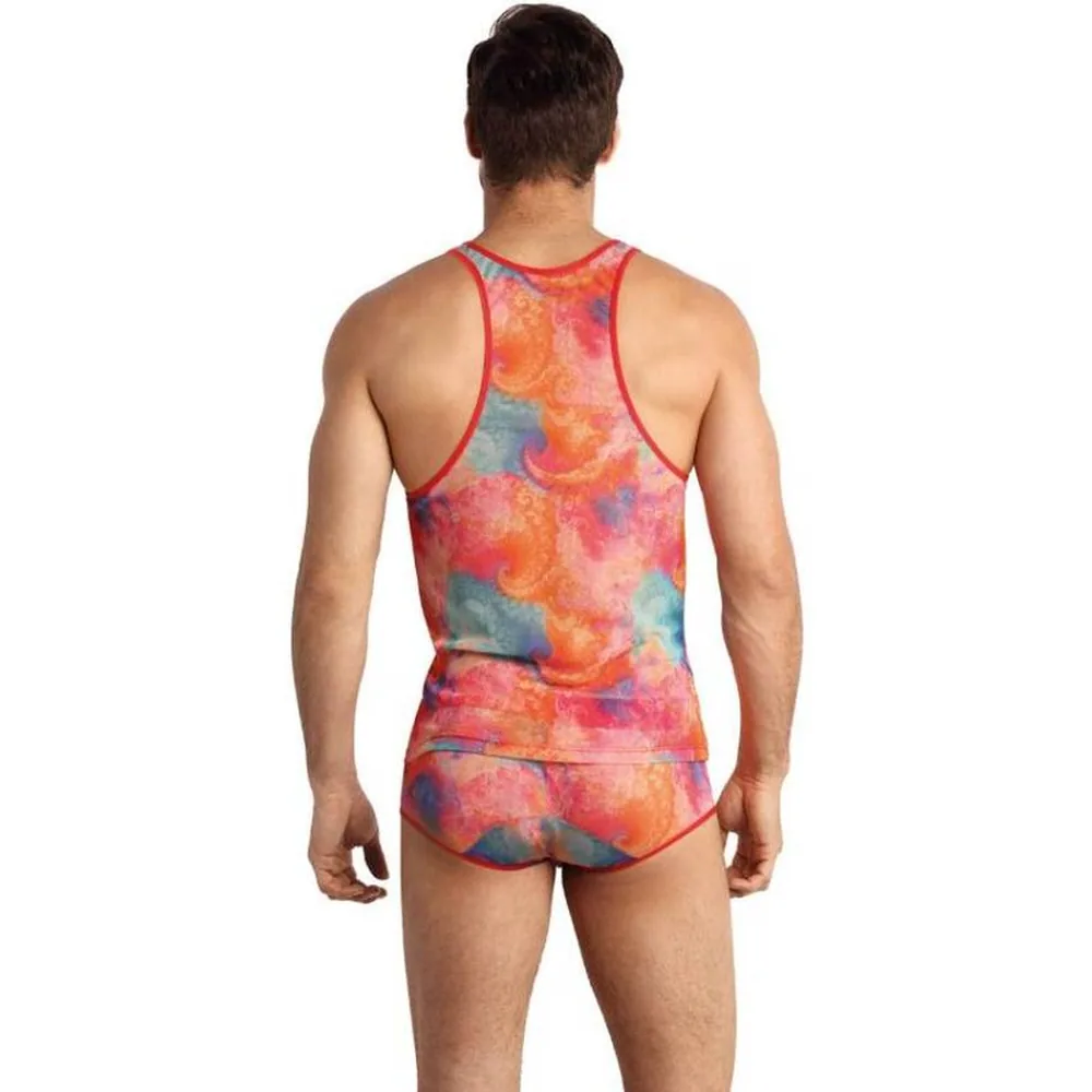 Débardeur homme en tissu extensible imprimé aquarelle rose, bleu et orange, porté avec son slip assorti à bande rouge
