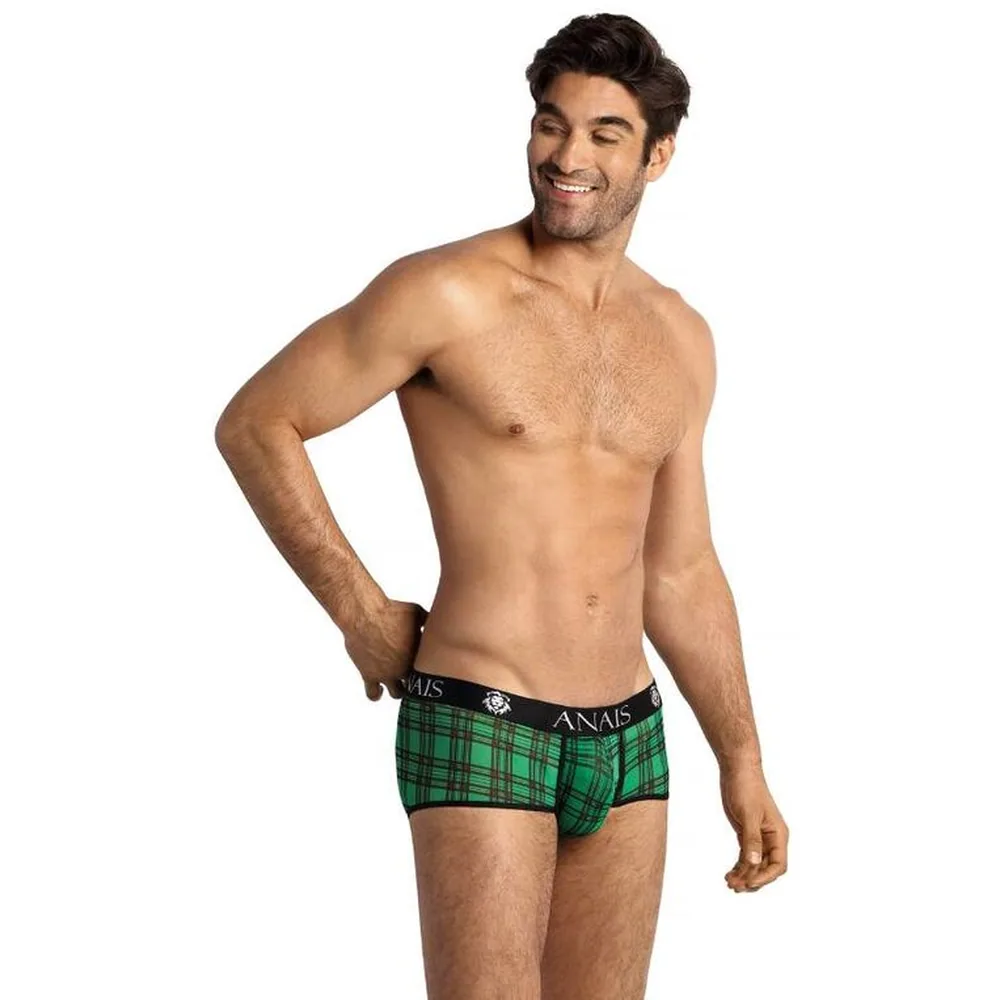 Slip motif tartan vert et noir avec large ceinture élastique à logo, porté par un homme de face sur fond blanc