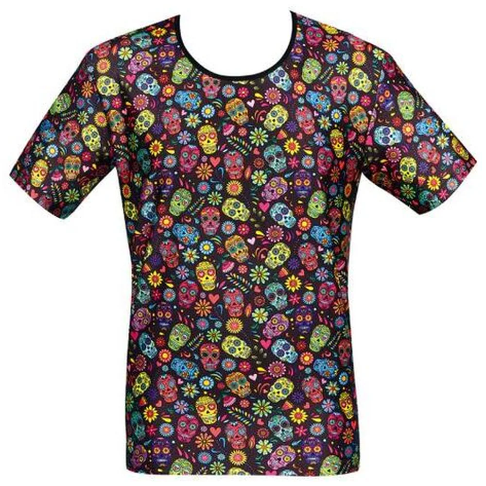 T-shirt à manches courtes imprimé calaveras mexicaines multicolores sur fond noir, motifs de crânes décorés et fleurs jaunes, roses, bleues et vertes répartis sur toute la surface
