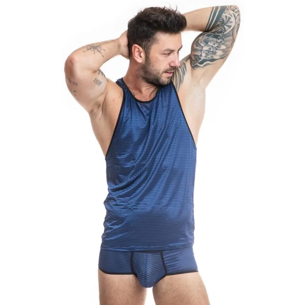 Débardeur bleu marine homme porté, en tissu extensible à fine nervure, col rond et emmanchures larges