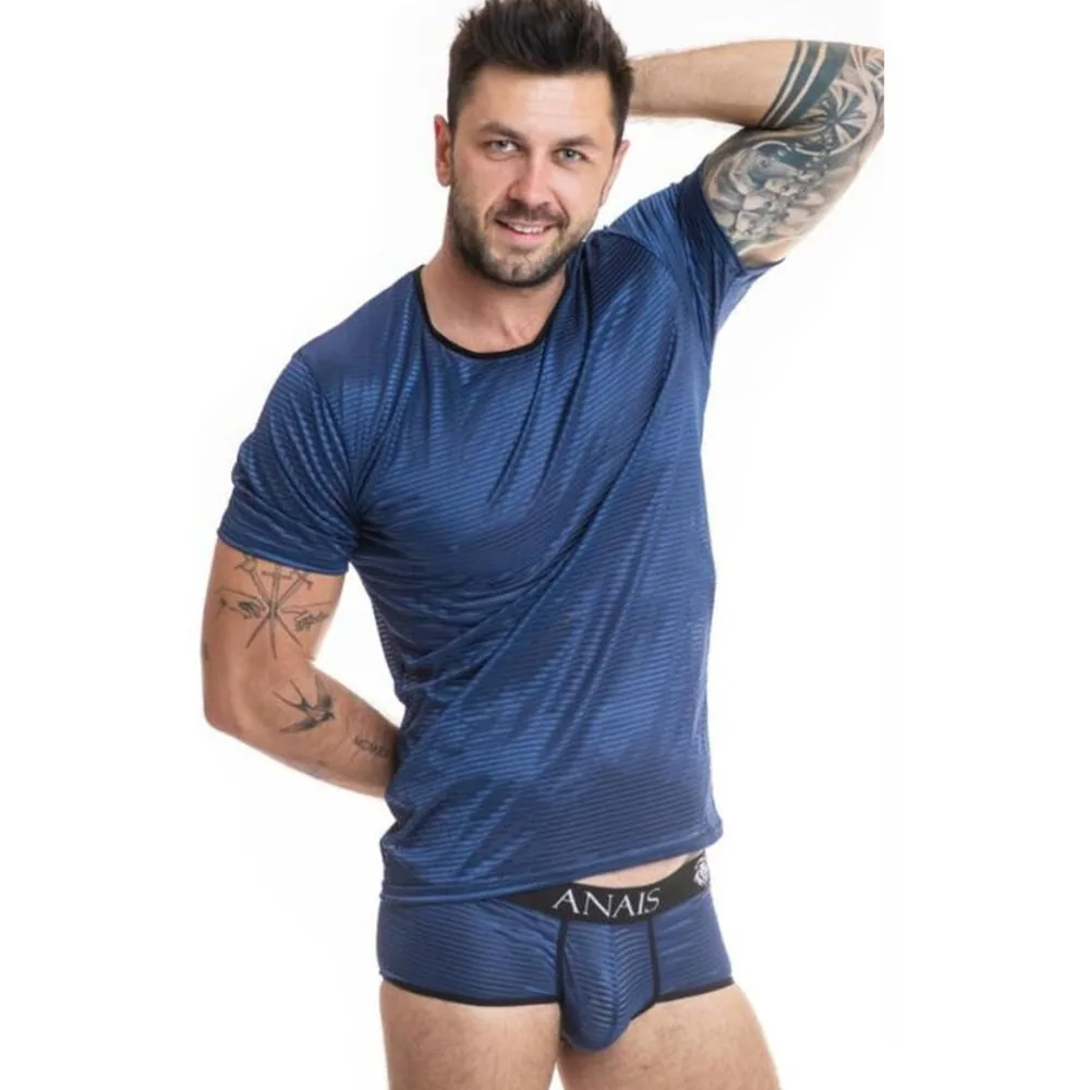 T-shirt bleu marine en tulle à texture nervurée, manches courtes, porté avec short assorti. Bande élastiquée à la taille avec logo ANALS