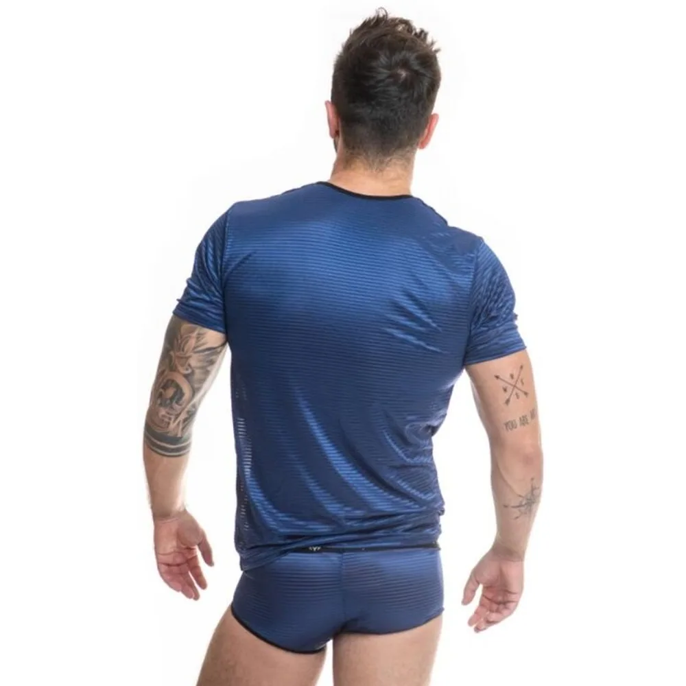 T-shirt bleu marine en tulle à texture nervurée, manches courtes, porté avec short assorti. Bande élastiquée à la taille avec logo ANALS
