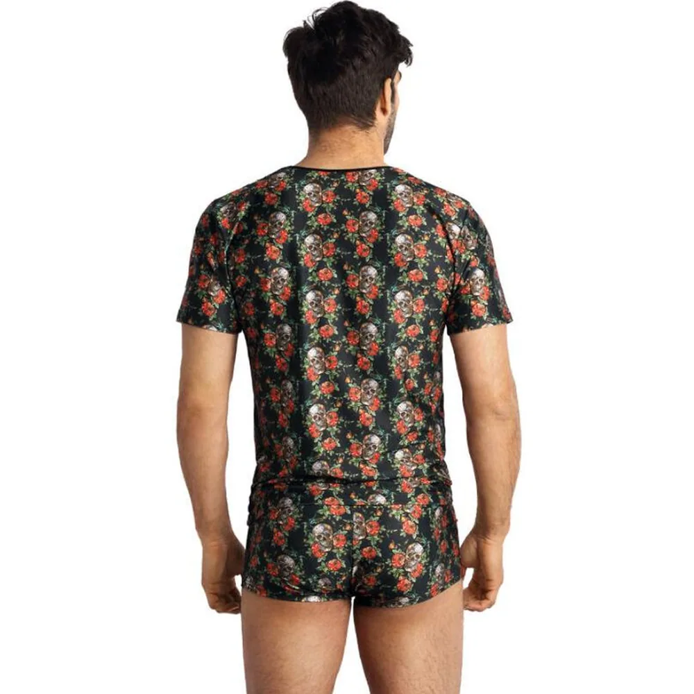 T-shirt homme à manches courtes, motif floral et têtes de mort sur fond noir, porté vue de dos