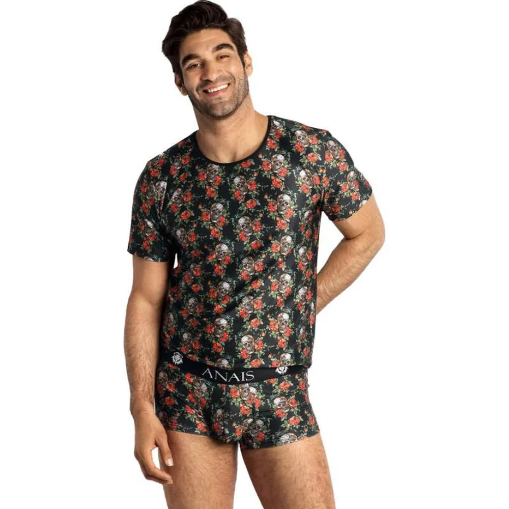 T-shirt homme à manches courtes, motif floral et têtes de mort sur fond noir, porté vue de dos