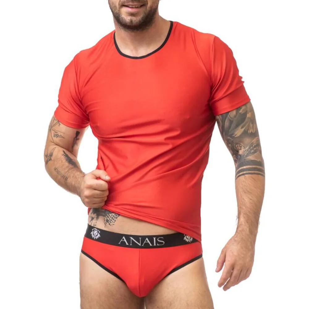 T-shirt rouge uni Soul à manches courtes et col contrasté noir, coupe près du corps, porté avec slip rouge à bande noire ANAÏS