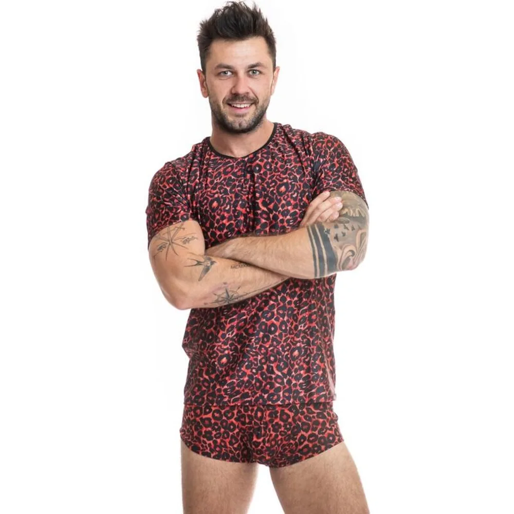 T-shirt homme en microfibre extensible à motif léopard rouge et noir, vue de dos, avec bande élastique imprimée à la taille