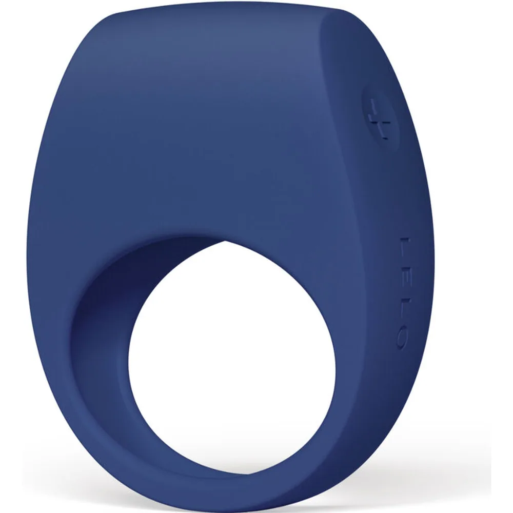 Emballage ouvert du cockring Tor 3 bleu et noir avec manuel d'utilisation LELO, câble USB blanc, pochette de rangement noire et carte de garantie