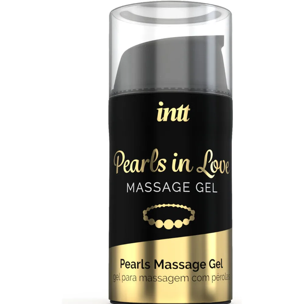 Emballage noir et or du kit Pearls in Love avec gel de massage et collier de perles blanches, posés devant le coffret