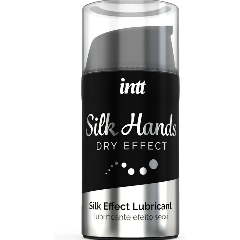 Emballage noir et blanc Intt Silk Hands Dry Effect à côté d'un flacon noir avec pompe doseuse contenant un lubrifiant à base de silicone
