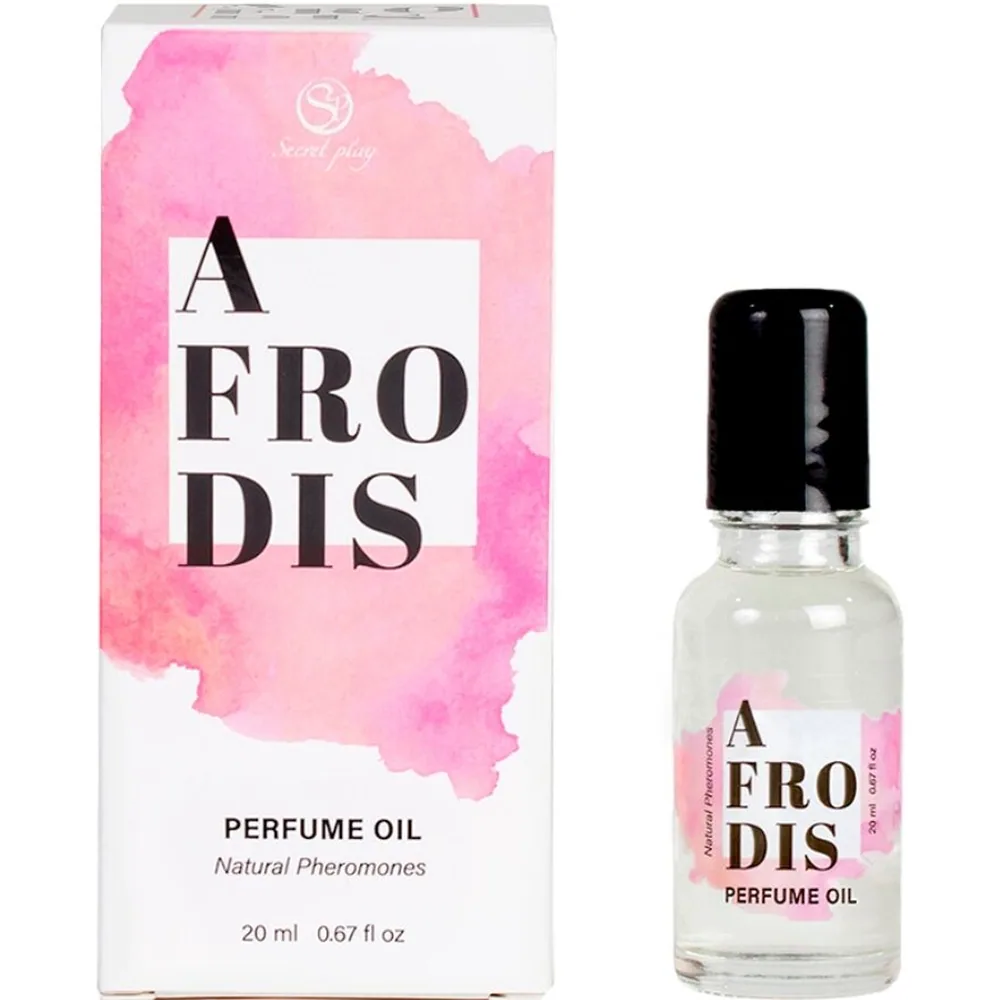 Mains appliquant un roll-on de parfum aux phéromones transparent teinté de rose pâle sur le poignet d'une autre main, fond blanc