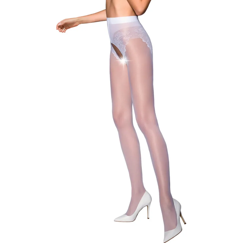 Collant blanc semi-transparent avec ouverture à l'entrejambe, porté avec des talons blancs sur fond blanc