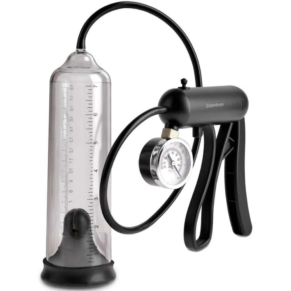 Emballage de la pompe à pénis Pro-Gauge Power Pump Pipedream, présentant le cylindre transparent avec graduations, la pompe manuelle noire avec manomètre intégré et l'accessoire anneau inclus