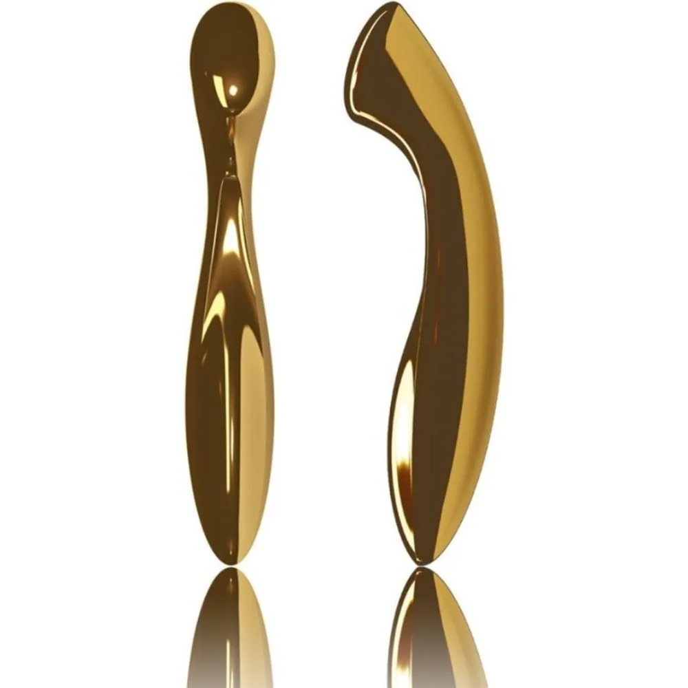 Sextoy en métal doré avec deux extrémités arrondies asymétriques, finition polie brillante et détails en marron, sur fond blanc