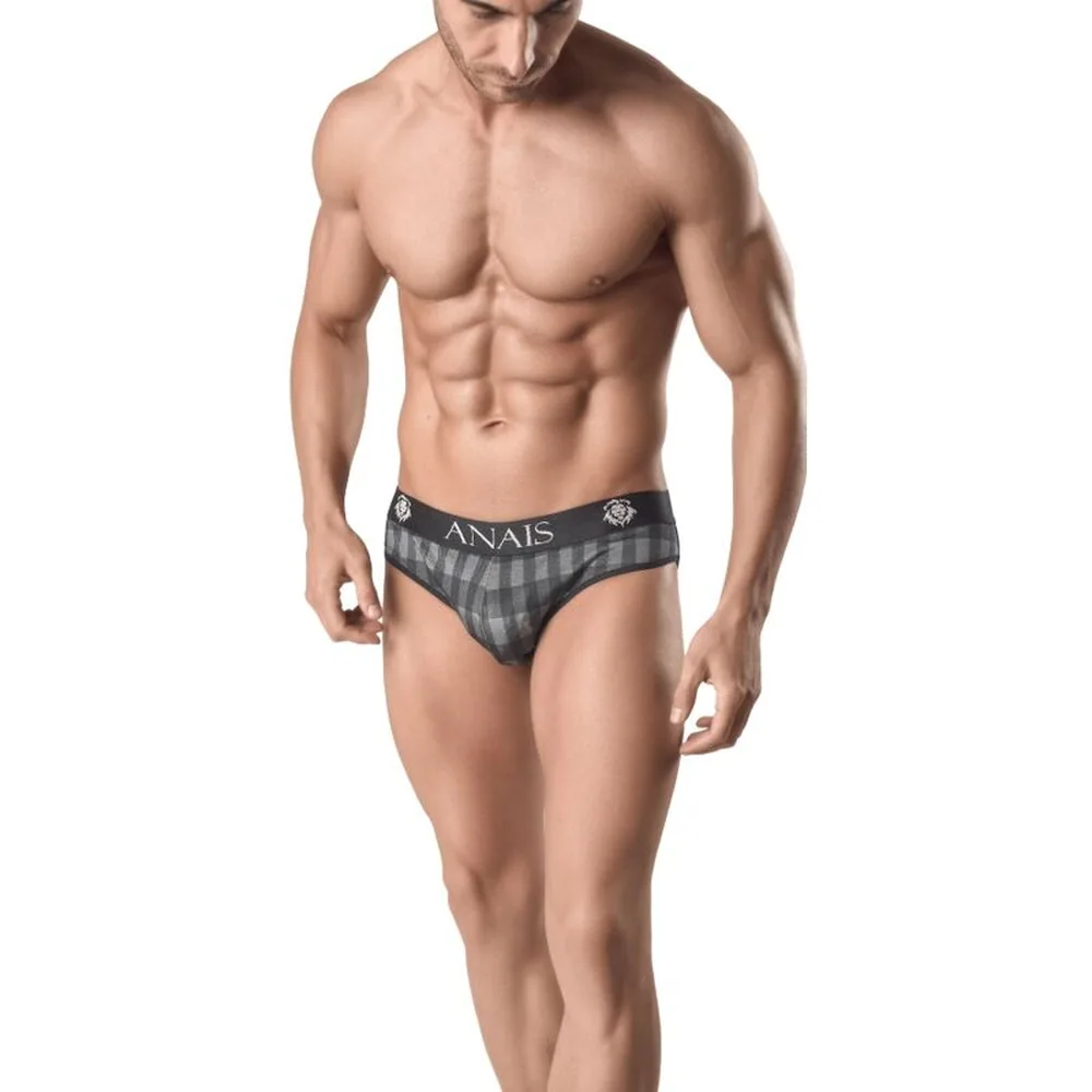 Slip Aegis gris à motif carreaux, large ceinture élastique noire avec logo, porté par un homme sur fond blanc