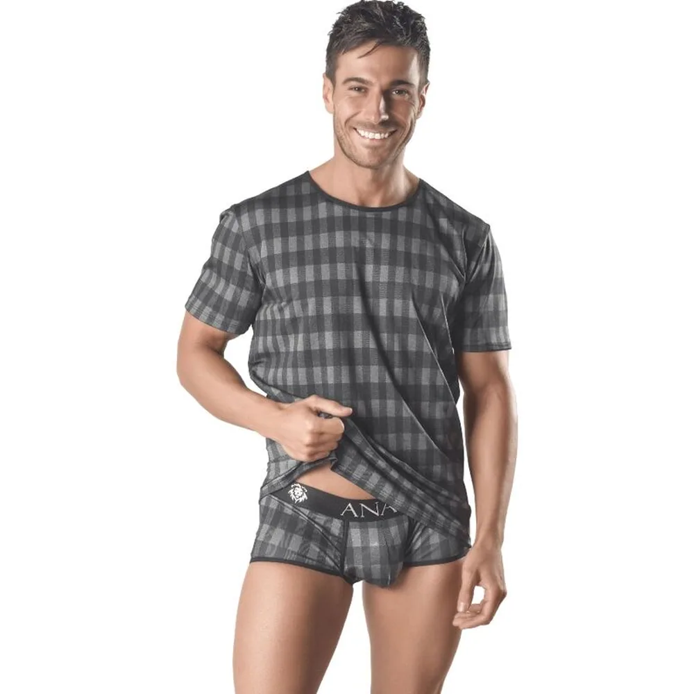T-shirt à manches courtes Aegis gris à motif carreaux, porté avec le boxer assorti de la même ligne, sur fond blanc