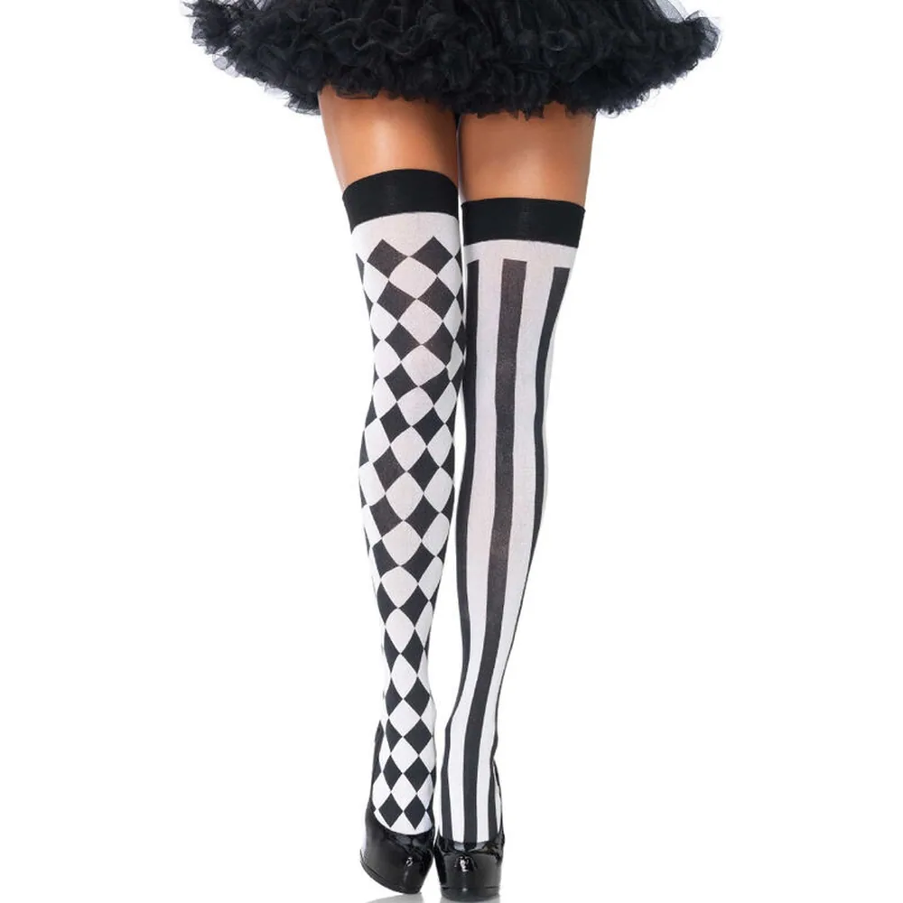Chaussettes hautes blanches à motifs noir et blanc asymétriques : losanges d'arlequin sur le devant, rayures verticales sur le revers, bande noire au-dessus du genou, portées avec chaussures noires
