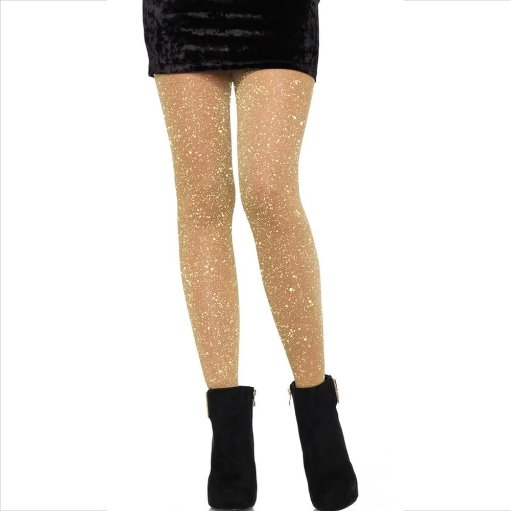 Collants transparents dorés parsemés de paillettes, portés avec un top noir et des bottines noires sur fond blanc
