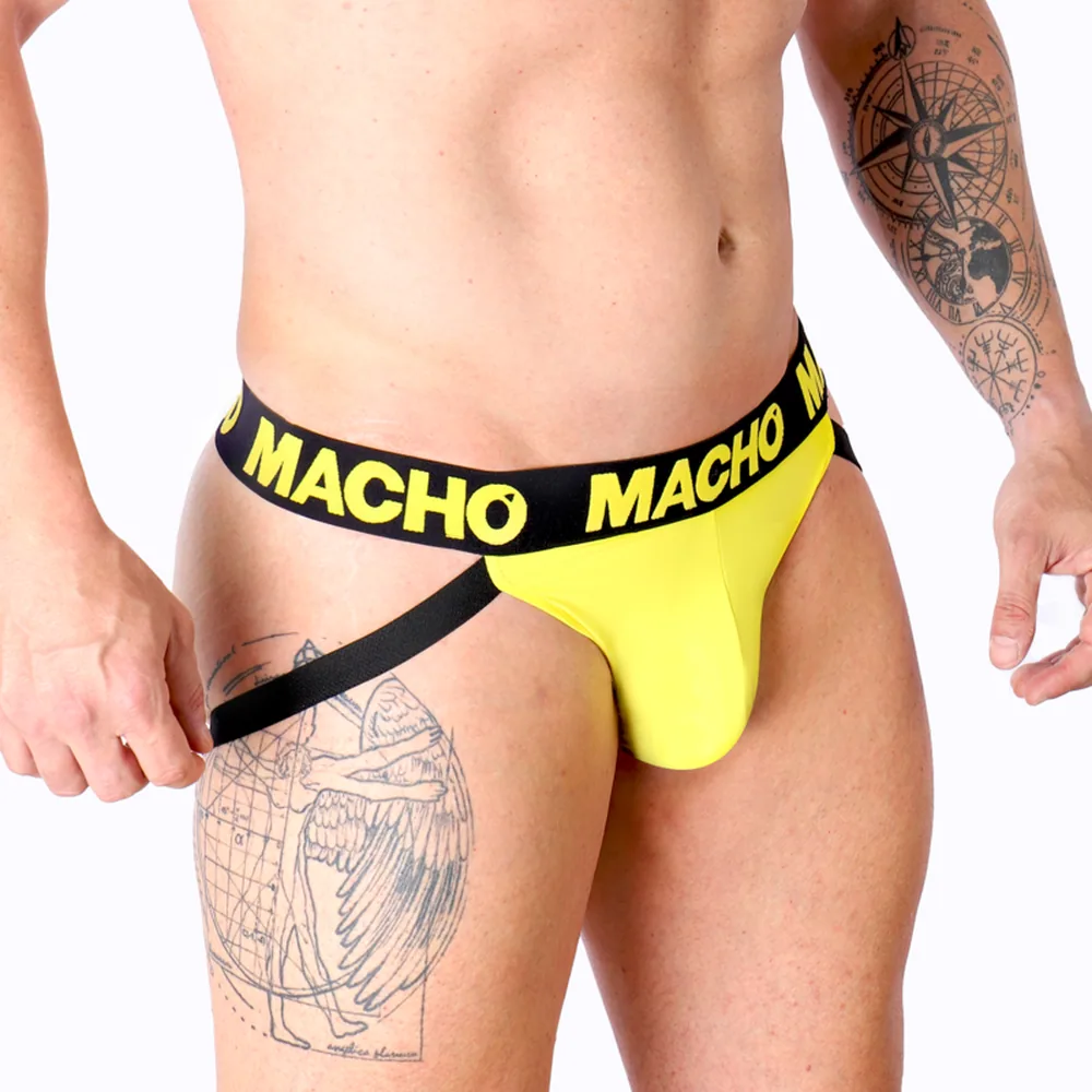 Jockstrap noir et jaune porté de dos, avec bande élastique jaune vif imprimée « MACHO » en noir, ceinture noire, vue du profil droit