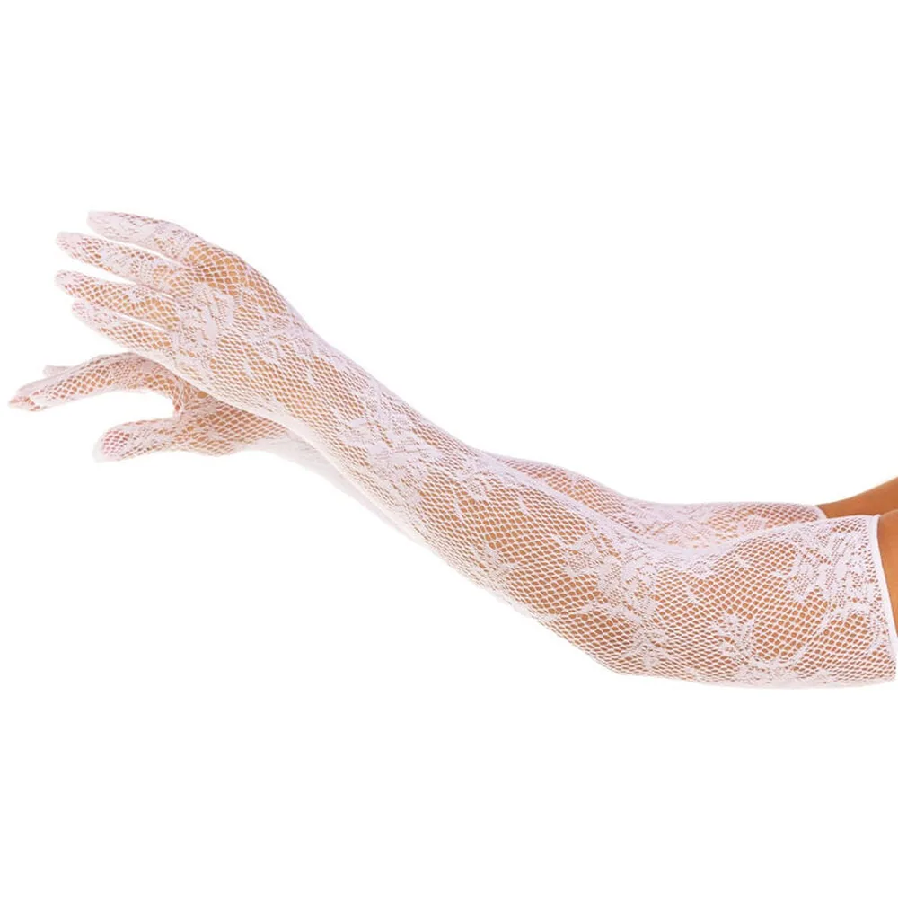 Gants longs en résille rose poudré avec motif floral, portés sur un bras, fond blanc