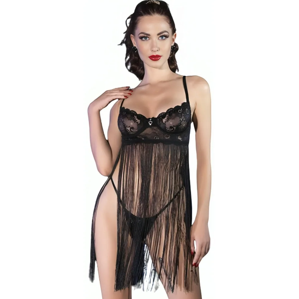 Babydoll noir avec soutien-gorge à armatures en dentelle fleurie, jupe courte entièrement composée de franges noires, bretelles fines, porté sur fond blanc