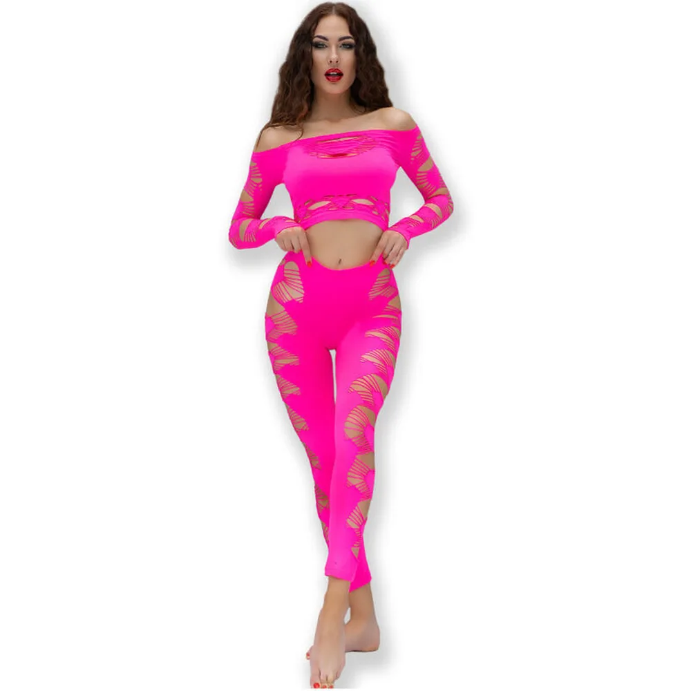 Ensemble fuchsia composé d'un crop top et d'un legging sans couture, tous deux ornés de découpes ajourées sur les côtés et les jambes, porté de profil sur fond blanc