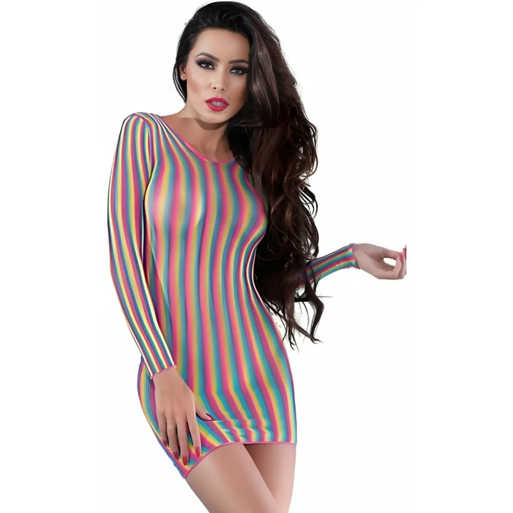 Mini robe sans couture à rayures multicolores verticales rose, jaune, bleu et vert, coupe moulante, manches longues, portée sur fond blanc