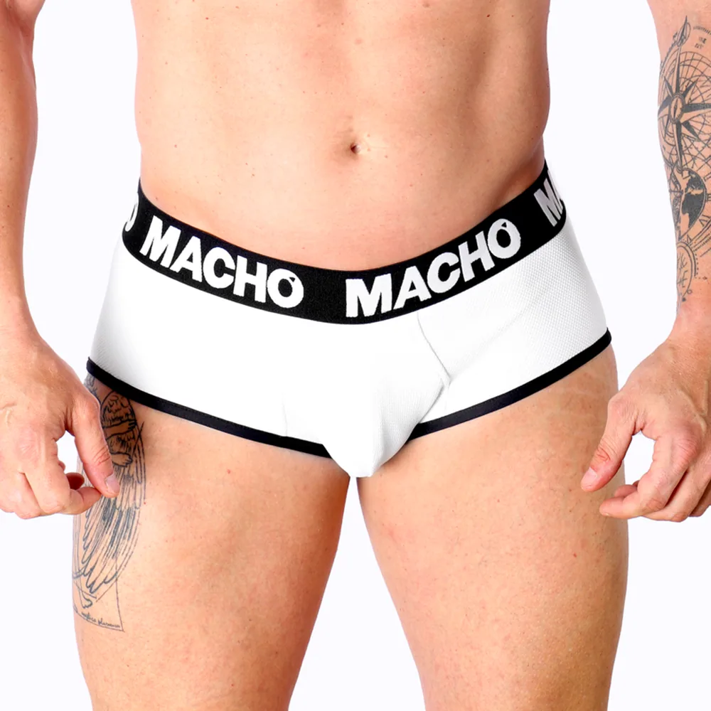 Slip blanc avec bande élastique noire marquée « MACHO », porté par un homme de face sur fond blanc