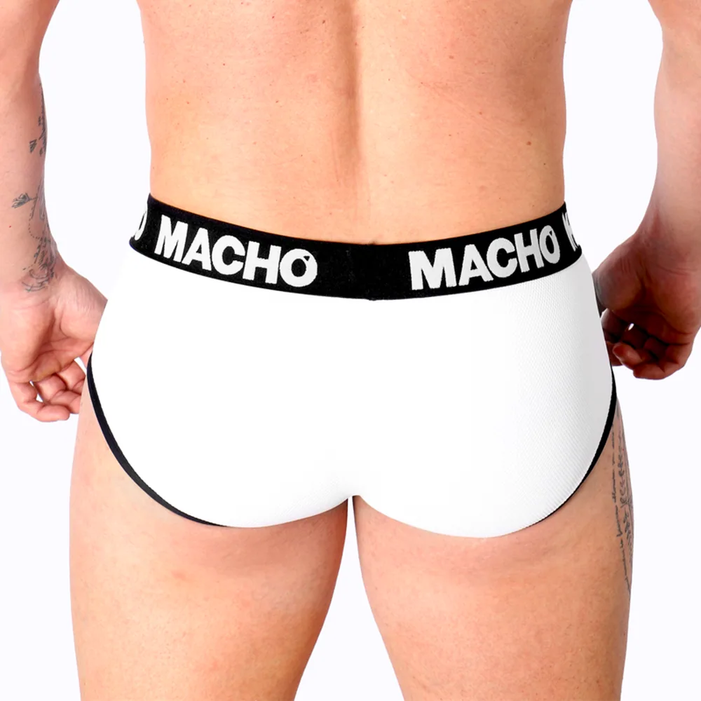 Slip blanc avec bande élastique noire marquée « MACHO », porté par un homme de face sur fond blanc