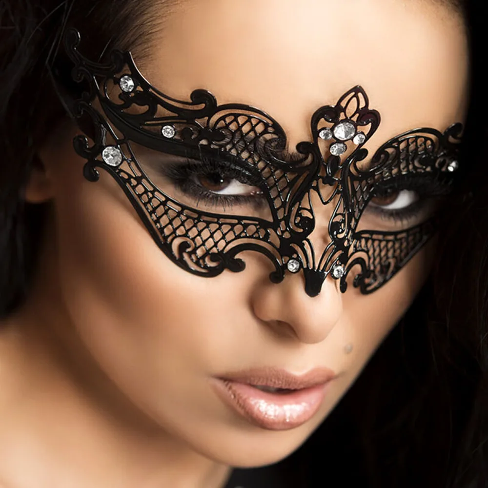 Masque noir ajouré en métal découpé avec motifs de dentelle et de feuillages, orné de cristaux transparents, porté sur le visage