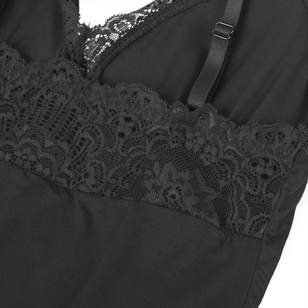 Teddy noir sur mannequin, en tissu opaque avec bretelles réglables, encolure en V et détails en dentelle florale aux bonnets et jambes