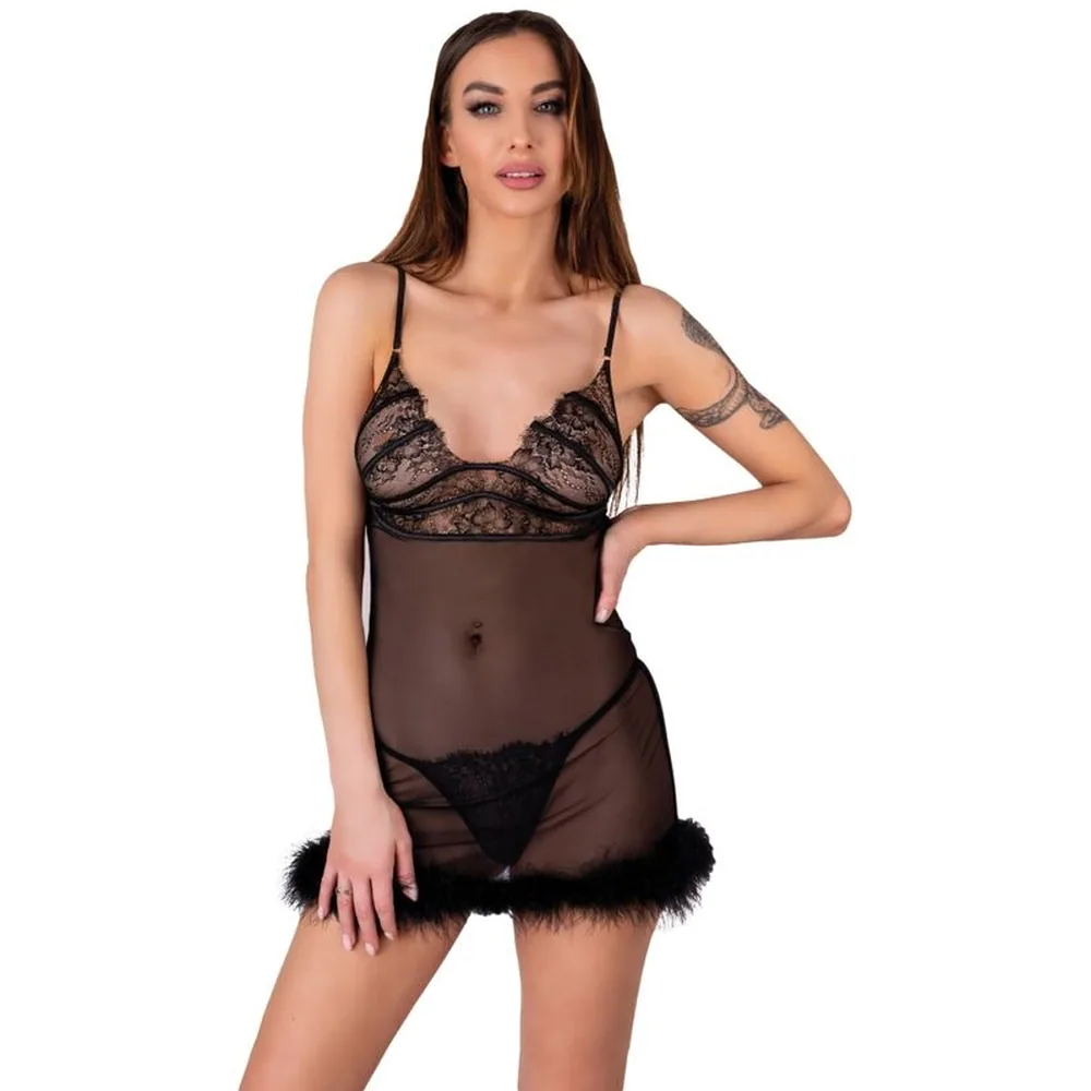 Babydoll noir porté de dos, maille semi-transparente avec buste structuré, bordure de plumes noires au bas, fines bretelles ajustables, string assorti