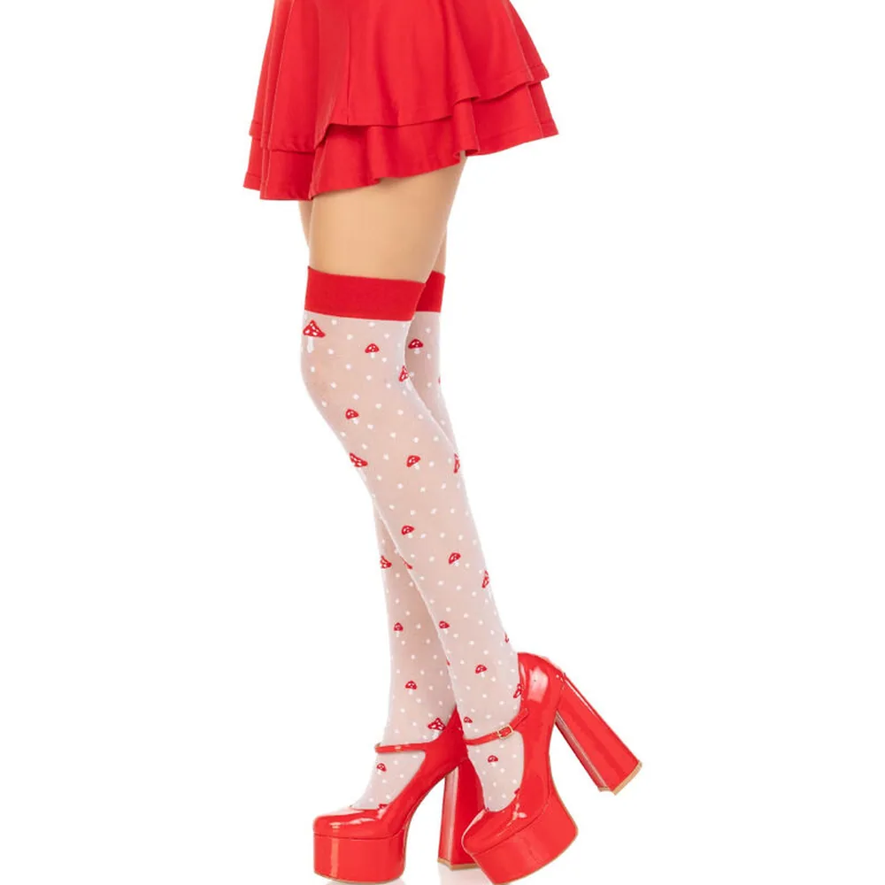 Chaussettes hautes transparentes blanc cassé semées de petits champignons rouges, à bandes ajourées rouge vif au-dessus du genou, portées avec une jupe rouge à volants