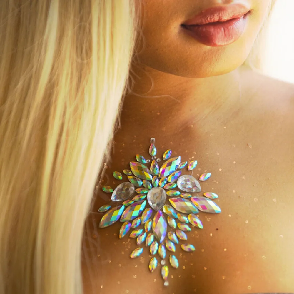 Bijou corps adhésif avec rosace de strass irisés multicolores et cristaux transparents formant un motif éventail symétrique, présenté sur schéma anatomique