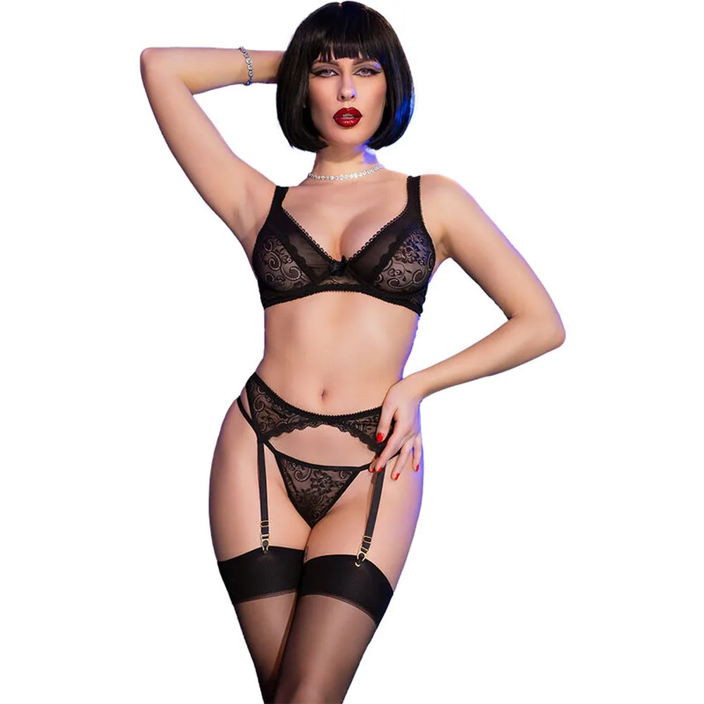 Femme portant un ensemble quatre pièces noir en dentelle : soutien-gorge à armatures, string assorti, porte-jarretelles ajustable et bas résille, sur fond blanc
